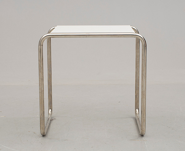 Marcel Breuer on suunnitellut Laccio-sivupöydän Bauhausille. Kuvan pöytä on Tectan valmistama 1900-luvulla. Kuva: Bukowskis