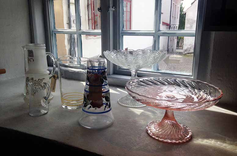 Esineitä ikkunalaudalla