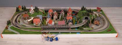 Märklinin junarata on kooltaan noin 1 x 2 metriä, ja se on myytävänä Helanderin huutokaupassa.