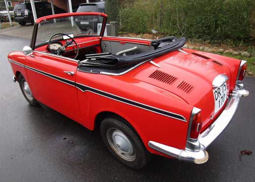 Tanskan Aarhusissa pidettävässä klassikkoautojen huutokaupassa on tarjolla mm. tämä hellyttävä kaksisylinterinen Autobianchi Bianchina Cabriolet vuodelta 1962. Auto tunnetaan erityisesti Peter Sellersin esittämän tarkastaja Clouseaun autona elokuvasta ”Vaaleanpunainen pantteri”. Auton arviohinta on 13 000–15 000 euroa.