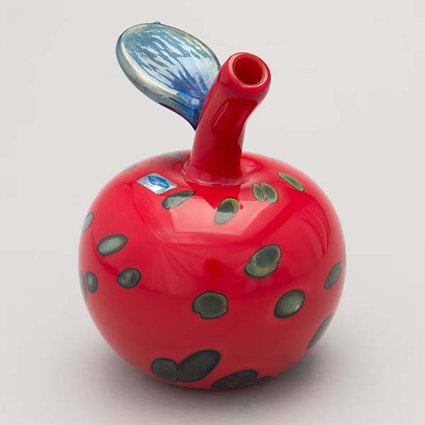 Oiva Toikan Omena-lasiveistos on suunniteltu 1989. Kuva Bukowskis