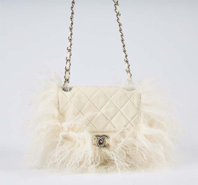 CHANEL, White Tibet Lambskin Classic Medium Flap_Kuva_Stockholms Auktionsverk.jpg