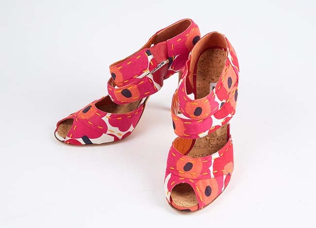 MANOLO BLAHNIK, skor, Marimekko unikko, tyg, l&auml;der_Kuva_Stockholms_Auktionsverk.jpg