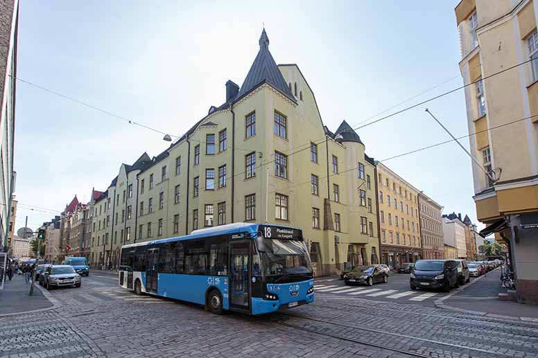 Sininen bussi ajaa Helsingissä