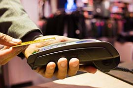 Lähimaksukortti on kätevä tapa maksaa pieniä ostoksia. Lähimaksun riskit ovat pienemmät kuin käteismaksun. Kuva iStockphoto.com