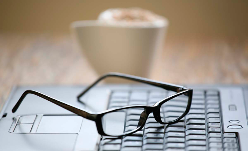 Tietokone ja silmälasit