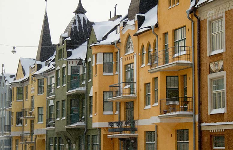 Lumisia kattoja Helsingissä