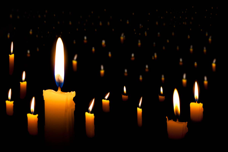 Kynttilät loistavat pimeässä