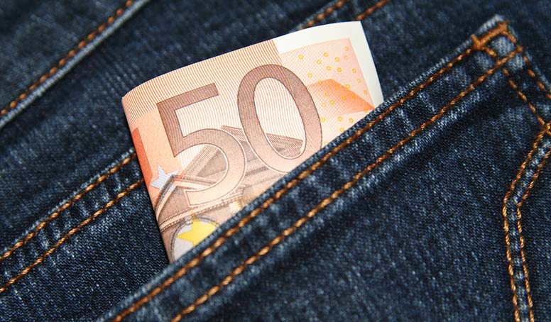 50 euron seteli farkkujen taskussa