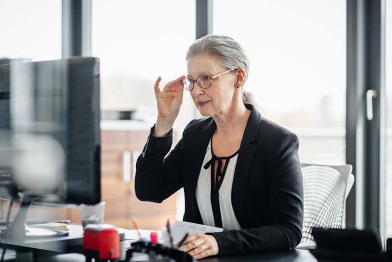 Nainen tekee työtä tietokoneella