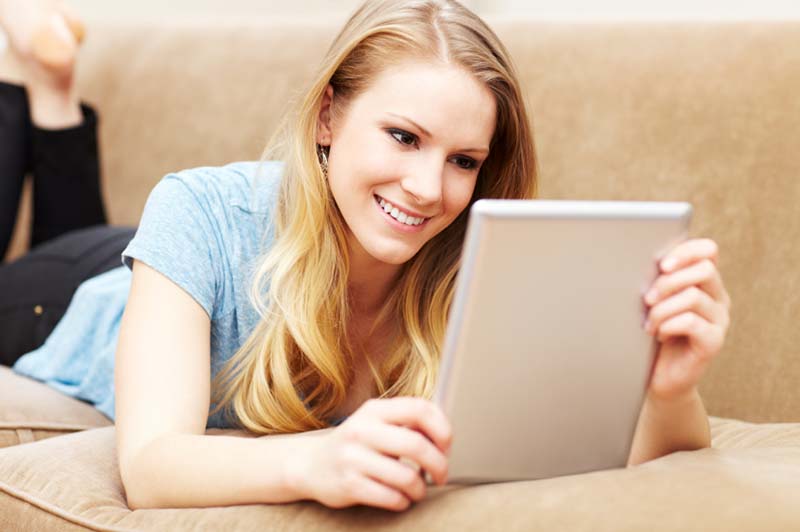 Tyttö lukee e-kirjaa