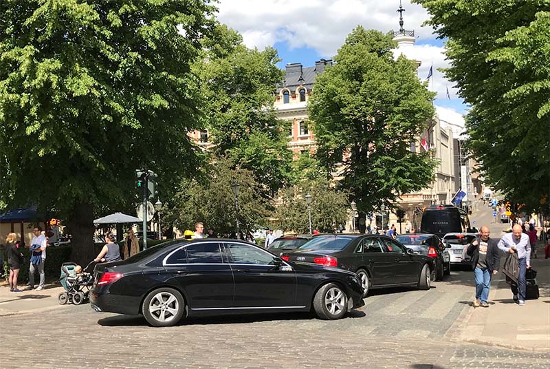 Taksi ajaa Helsingissä