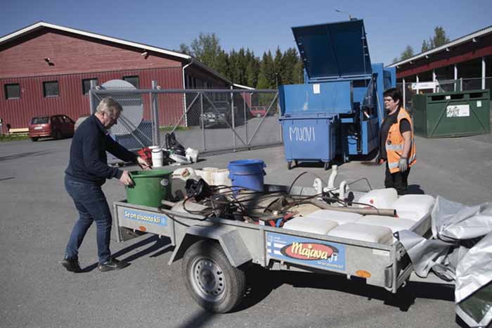 Kangasalalainen Markku Pehu toi peräkärryllisen metalli- ja muoviromua, muun muassa pakokaasuputkiston ja kanistereita. Hän on käynyt Oriveden jäteasemalla myös aiemmin. Jäteasemanhoitaja Pirkko Leppänen palvelee. Kuva: Jyrki Luukkonen Kangasalalainen Markku Pehu toi peräkärryllisen metalli- ja muoviromua, muun muassa pakokaasuputkiston ja kanistereita. Hän on käynyt Oriveden jäteasemalla myös aiemmin. Jäteasemanhoitaja Pirkko Leppänen palvelee. Kuva: Jyrki Luukkonen