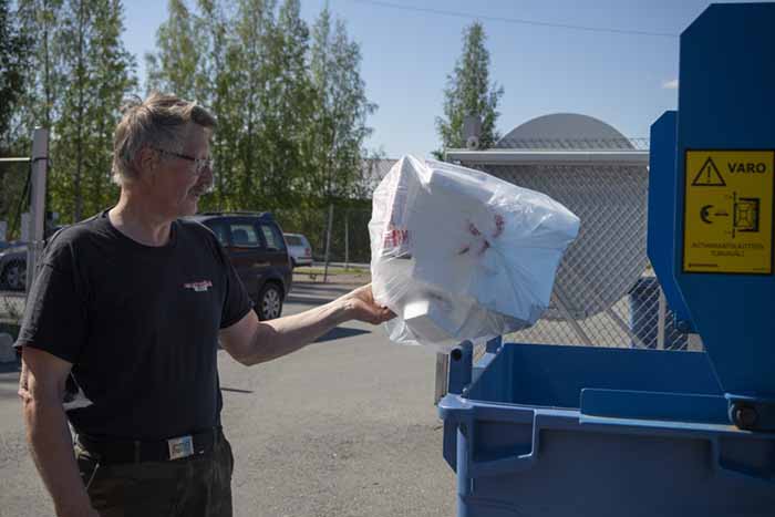Veikko Harju käy kotikaupunkinsa Oriveden jäteasemalla ainakin pari kertaa kuukaudessa. Nyt astiaan päätyi pakkausstyroksia. Harju kehaisee muovinkeräyksen kätevyyttä, kun kaiken kotitalousmuovin saa laittaa yhteen astiaan. Kuva: Jyrki Luukkonen Veikko Harju käy kotikaupunkinsa Oriveden jäteasemalla ainakin pari kertaa kuukaudessa. Nyt astiaan päätyi pakkausstyroksia. Harju kehaisee muovinkeräyksen kätevyyttä, kun kaiken kotitalousmuovin saa laittaa yhteen astiaan. Kuva: Jyrki Luukkonen