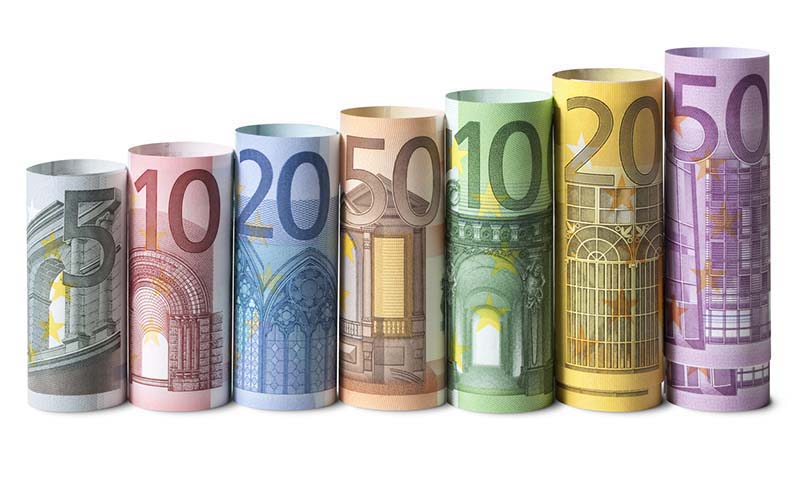 Rullalle käärittyjä euroseteleitä