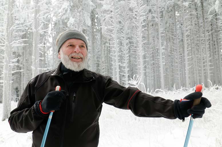 Seniori hiihtää metsässä