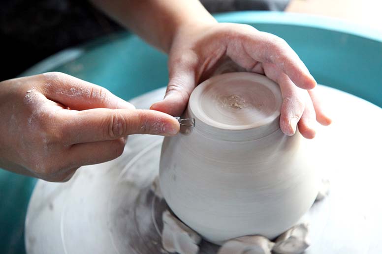 Käsityöläinen työstää saviruukkua