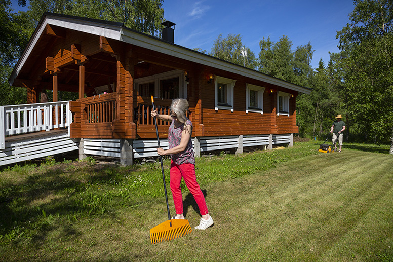 Kesämökillä haravointia ja ruohonleikkuuta