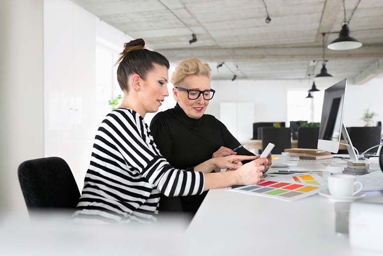 Kaksi naista tekee töitä