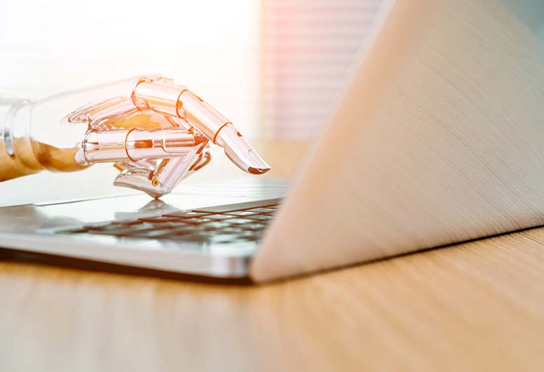 Robotin käsi naputtelee tekstiä tietokoneella