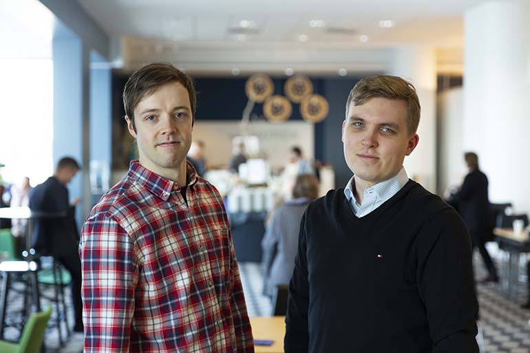 Daniel Miller ja Viktor Paasi kannustavat nuoria säästämään. ”Jos sijoittaminen kiinnostaa, kannattaa tutustua vaikkapa indeksirahastoihin." 