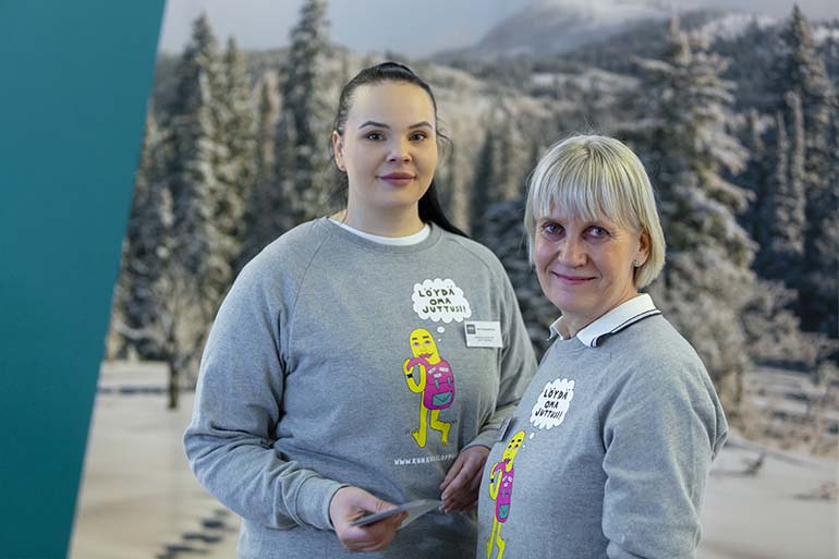 Viestinnän harjoittelija Anna Töyrinoja ja asiantuntuntija Eija Seppänen puhuvat nuorten taloustaitojen puolesta. ”Haluamme, että jokainen nuori saa perustaidot taloudesta."