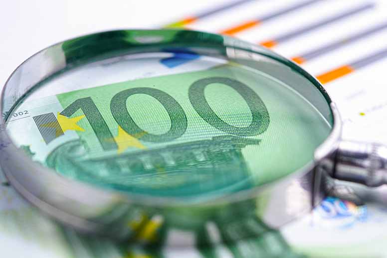 100 euroa ja suurennuslasi