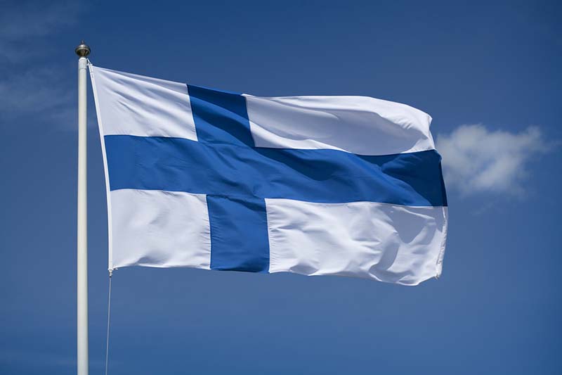 Suomen lippu juhlii - nosta siniristilippu salkoon liehumaan