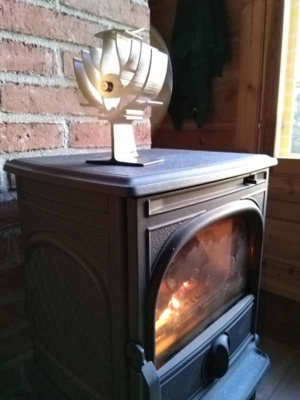 Kaminapuhallin lämmittää pientä saunamökkiä. Kuva: Katri Isotalo