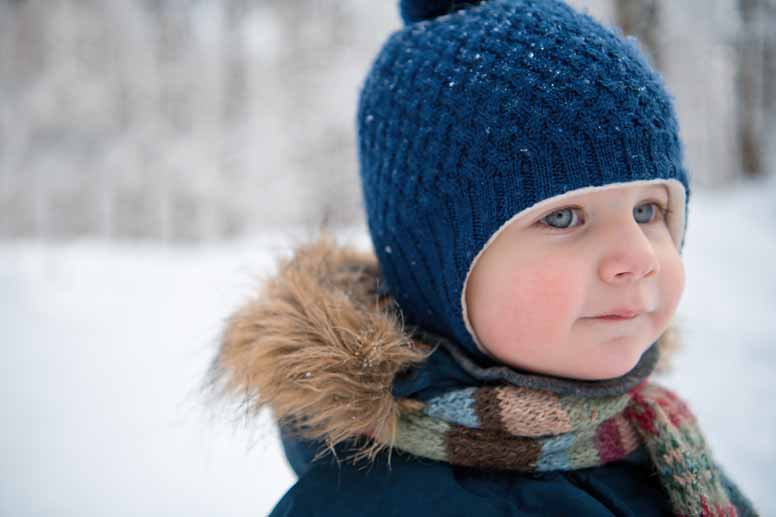 Lapsella on sininen pipo