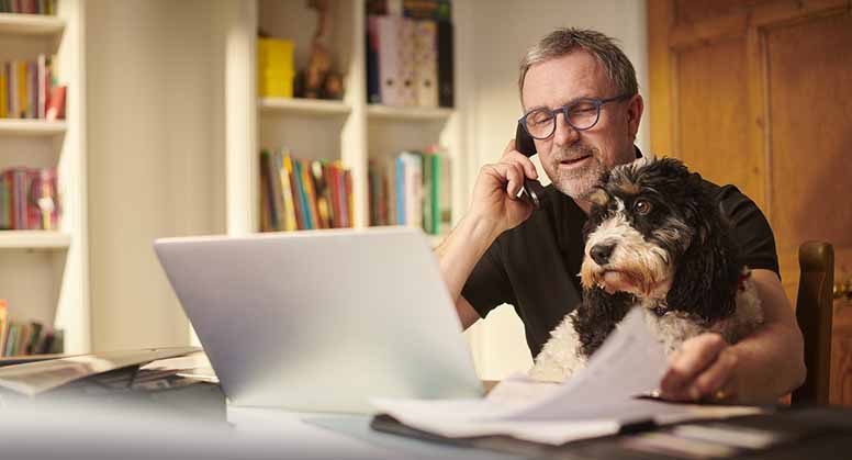 Mies ja koira tekevät töitä