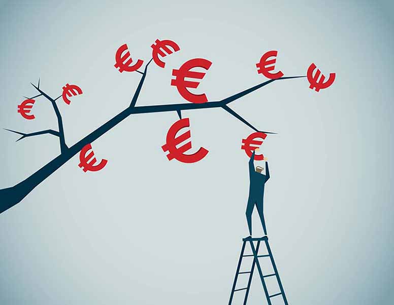 Mies poimii euroja puusta