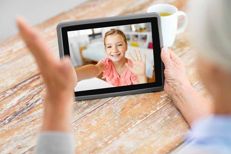 Virtuaalinen kahvihetki äitienpäiväksi – näin otat mummon mukaan videopuheluun