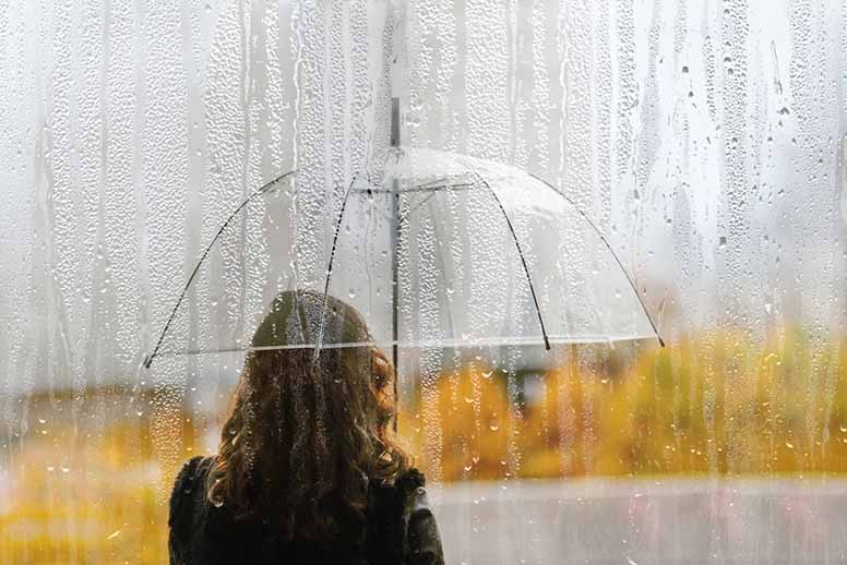 Nainen, sade ja sateenvarjo