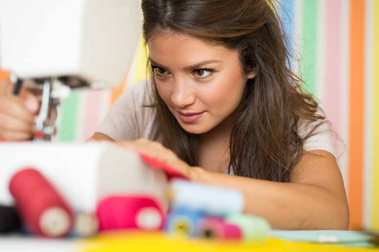 Ompelija tekee töitä