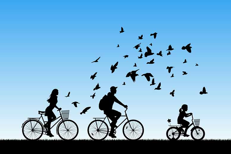 Perhe pyöräilee
