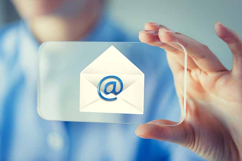 Sähköposti ja älupuhelin naisen kädessä