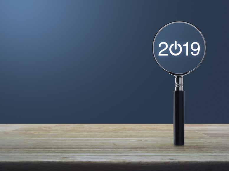 Suurennuslasi ja vuosi 2019