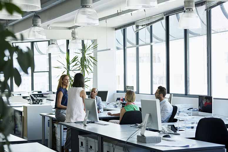 Työntekijät tekevät töitä avokonttorissa