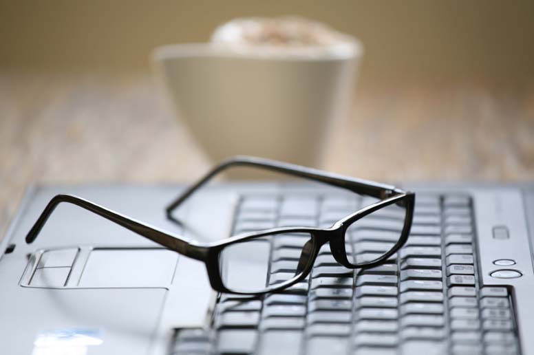 Veroilmoitus, kahvikuppi ja tietokone