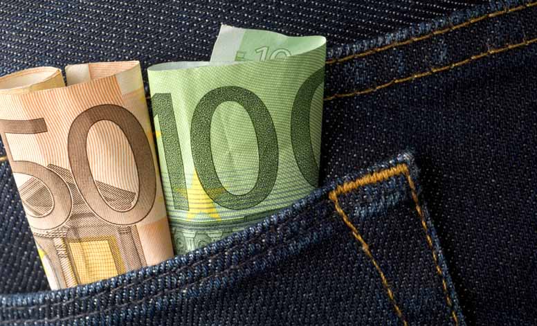Euroseteletä farkkujen taskussa
