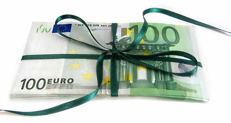Euroseteleitä ja vihreä lahjanauha