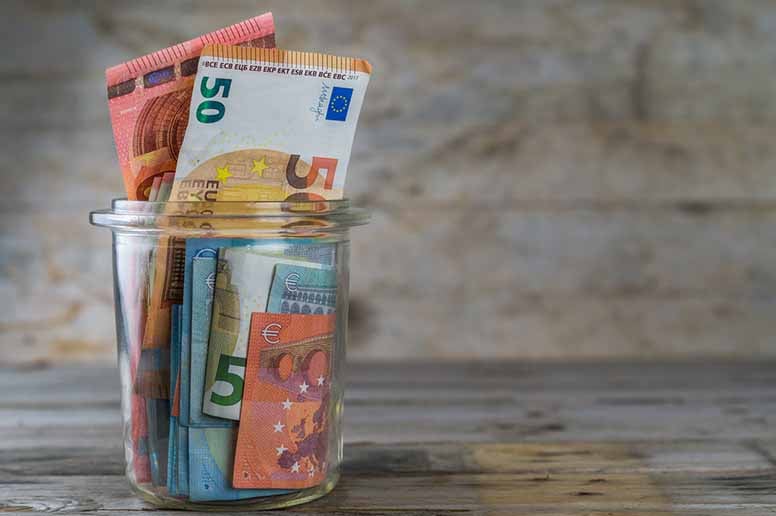 Euroseteleitä lasipurkissa