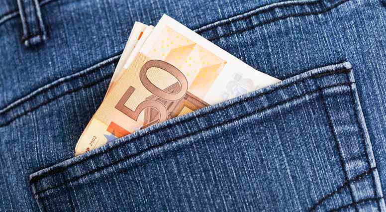 Faalistuneiden farkkujen takataskussa on rahaa