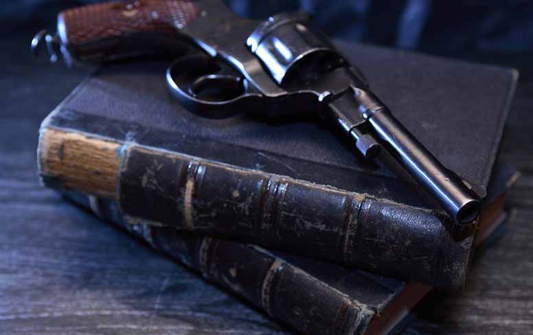 Kaksi vanhaa kirjaa ja ase