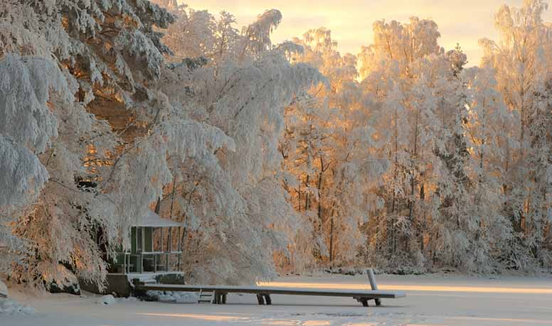 Kesämökki, laituri, talvi, lumi ja pakkanen