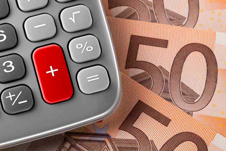 Laskin ja 50 euron seteleitä