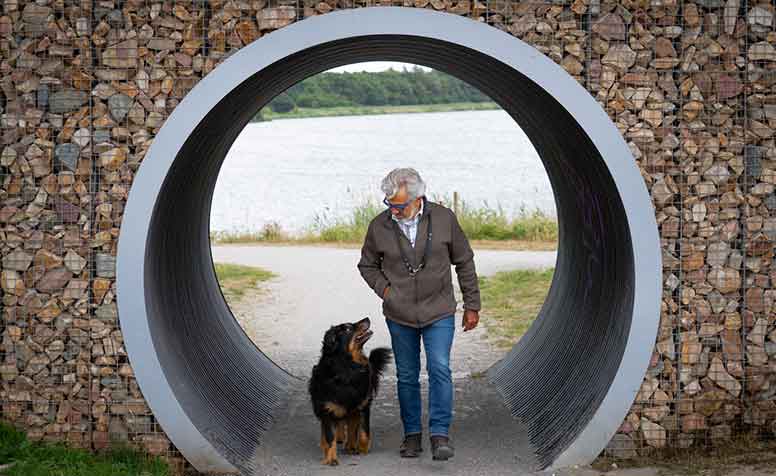 Mies ja koira kävelyllä