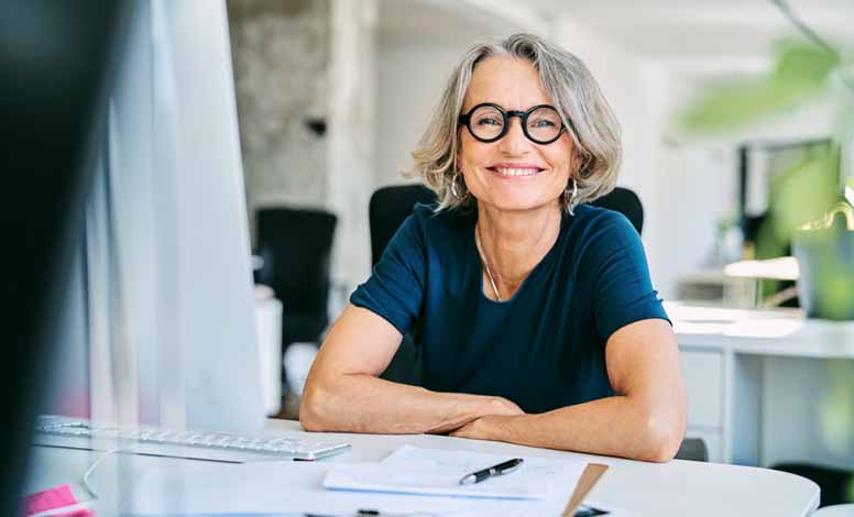 Nainen tekee töitä toimistossa