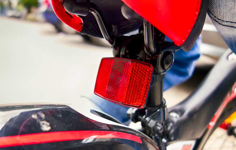 Pyöräilijä, muista punainen takavalo ja vaalea etuvalo – valoton on vaarassa liikenteessä